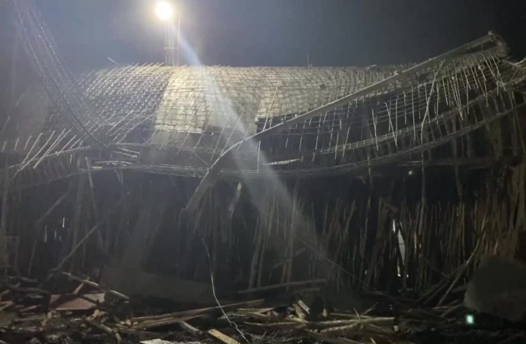 सीतापुर में निर्माणाधीन फैक्ट्री की छत गिरी, मलबे में 9 मजदूर दबे 1 की मौत