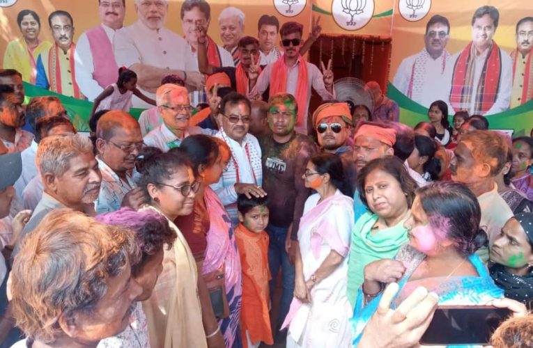 त्रिपुरा चुनाव: राधाकिशोर पुर विधानसभा से 7414 वोट से जीते विधायक परनजीत सिंघा रॉय ने खेली होली चुनावी जीत के जश्न में होली का रंग खूब चढ़ा,कार्यकर्ताओं में दिखा जबरदस्त जोश