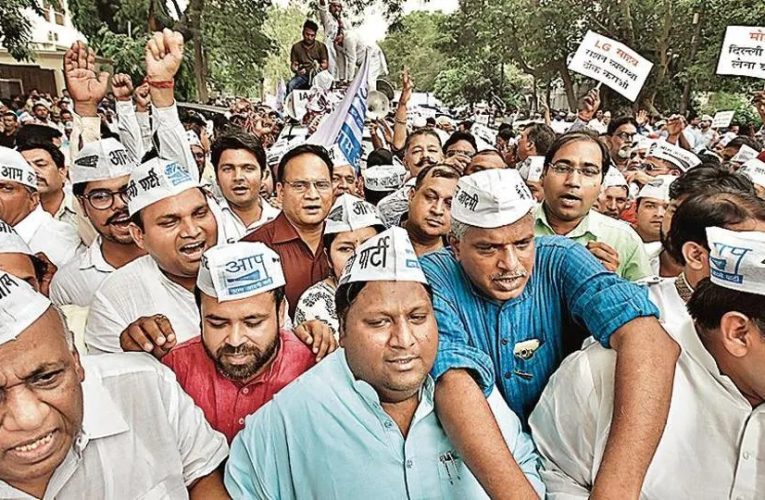 सीबीआई द्वारा मनीष सिसोदिया को अदालत में पेश किए जाने पर आप कार्यकर्ताओं ने पार्टी कार्यालय के बाहर प्रदर्शन किया