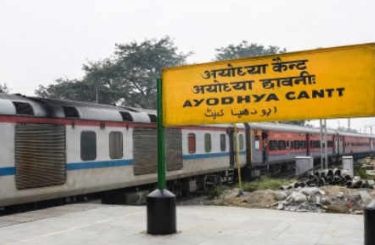 प्लेटफार्म और बोगी के बीच ट्रैक पर गिरा बुजुर्ग, मौत