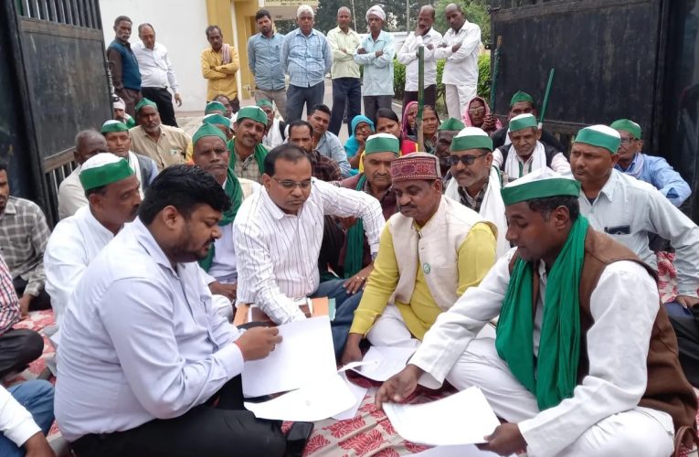 भारतीय किसान यूनियन अपनी मांगों को लेकर पीडब्ल्यूडी अधिशासी अभियंता का किया घेराव