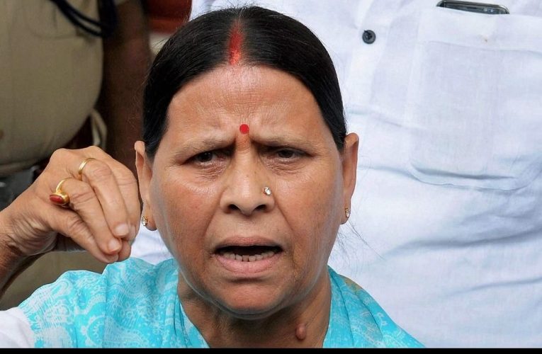 नौकरी घोटाला मामले में सीबीआई अधिकारियों ने राबड़ी देवी से उनके पटना स्थित आवास पर पूछताछ की