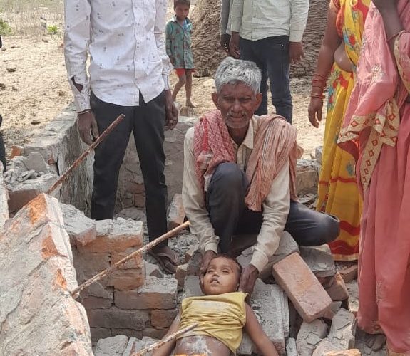 लखीमपुर लाभार्थी योजना के तहत बना शौचालय अचानक गिरा