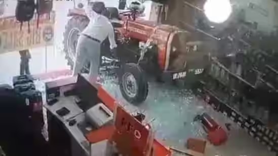 वायरल वीडियो: बिजनौर में बिना ड्राइवर के ट्रैक्टर स्टोर में घुसा; इंटरनेट संदिग्ध अलौकिक गतिविधि