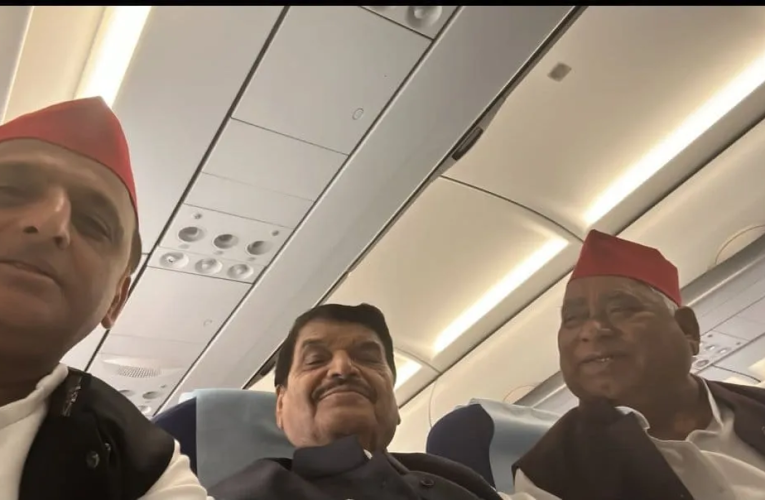 कोलकाता जाते हुए चाचा शिवपाल यादव के साथ अखिलेश यादव ने ली सेल्फी