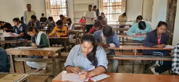 अयोध्या में पकड़ा गया एक और मुन्ना भाई, छात्र के स्थान पर दे रहा था परीक्षा