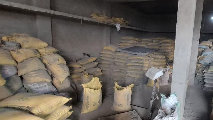 नकली सीमेंट बनाने वाले कारखाने का भंडाफोड़, पूराकंलदर पुलिस व स्वाट टीम ने मुख्य अभियुक्त राम अनुग्रह सिंह को किया गिरफ्तार