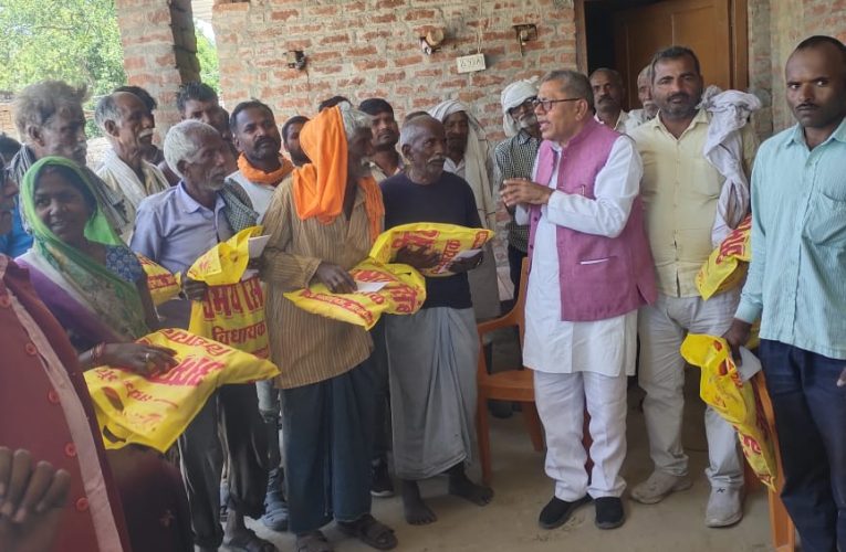 अग्निपीड़ितों के घर पहुंच कर गोसाईगंज विधायक अभय सिंह के पिता ने किया मदद