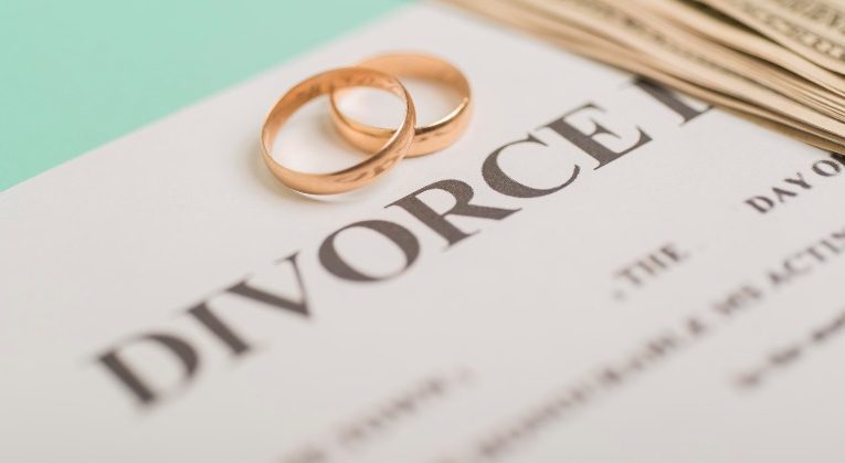 ‘तलाकशुदा’ के ‘कलंक’ के साथ मरना नहीं चाहता: SC ने 82 वर्षीय पत्नी की भावनाओं का सम्मान किया, पति की याचिका खारिज की