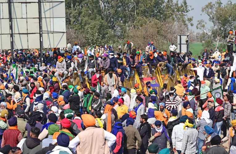 विरोध का तीसरा दिन: किसान आज ट्रेनें रोकेंगे, केंद्र के साथ तीसरे दौर की वार्ता करेंगे