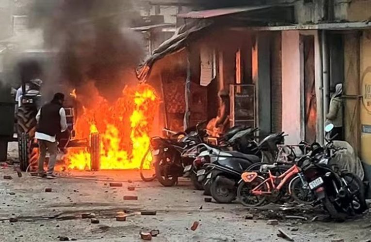 हलद्वानी सांप्रदायिक हिंसा: 4 की मौत, 100 से अधिक घायल। स्कूल बंद, इंटरनेट बंद