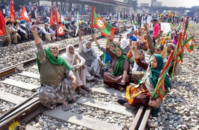 किसानों का विरोध प्रदर्शन जारी, 10 मार्च को देशव्यापी ‘रेल रोको’ का आह्वान
