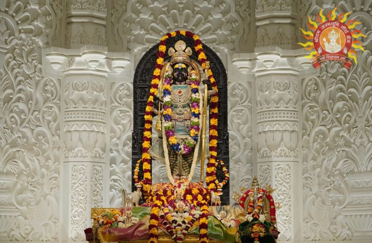 अयोध्या मंदिर में रामलला की पहली होली। तस्वीरें देखें