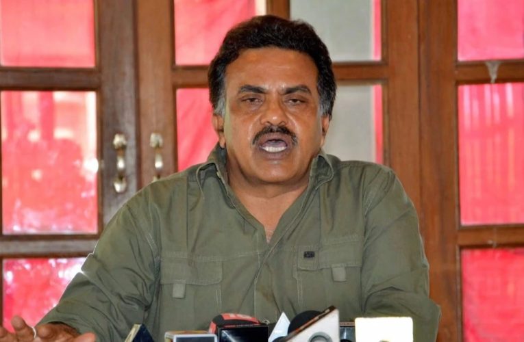 टीम ठाकरे पर निशाना साधने के बाद कांग्रेस ने संजय निरुपम को 6 साल के लिए निष्कासित कर दिया