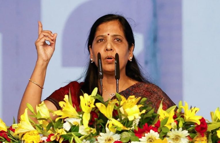 जैसे ही सुनीता केजरीवाल केंद्र में आईं, आप ने कहा, ‘वह सर्वश्रेष्ठ व्यक्ति हैं…’