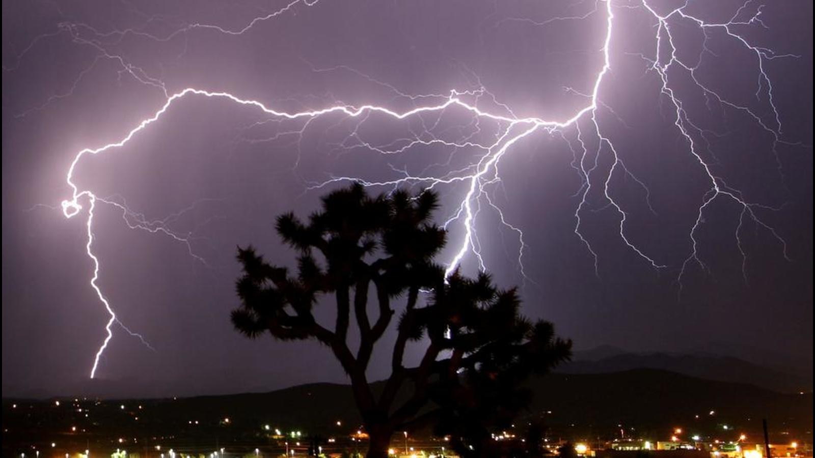 बंगाल के मालदा में बिजली गिरने की अलग-अलग घटनाओं में 11 की मौत