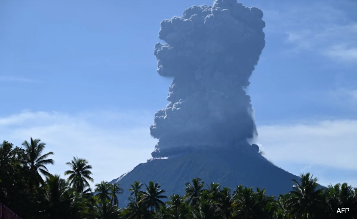 इंडोनेशिया में फिर फूटा ज्वालामुखी, आसमान में 5 किलोमीटर तक फैली राख