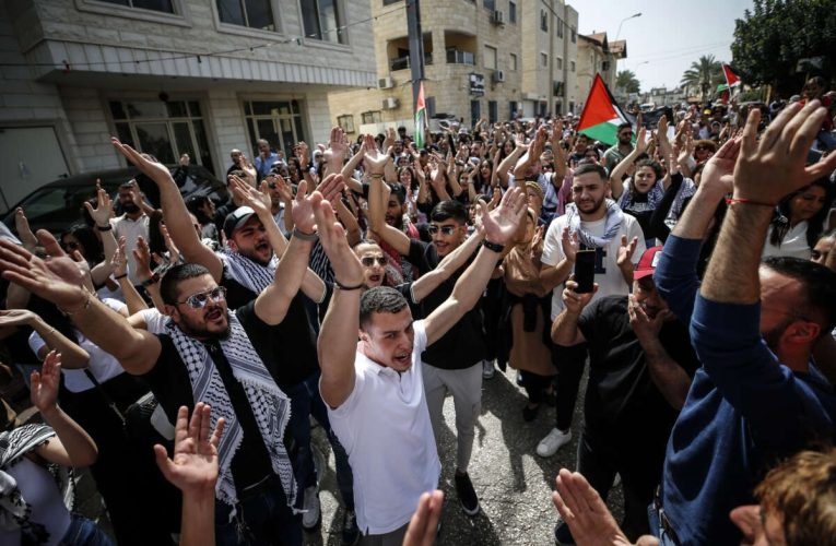 इजराइल द्वारा कर राजस्व रोकने से फिलीस्तीनी सार्वजनिक क्षेत्र का वेतन कम हो गया