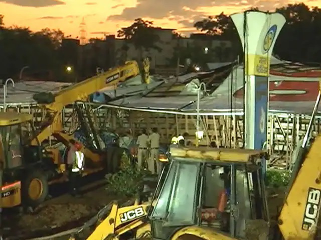 मुंबई में धूल भरी आंधी के दौरान विशाल बिलबोर्ड गिरने से 8 की मौत, 59 घायल