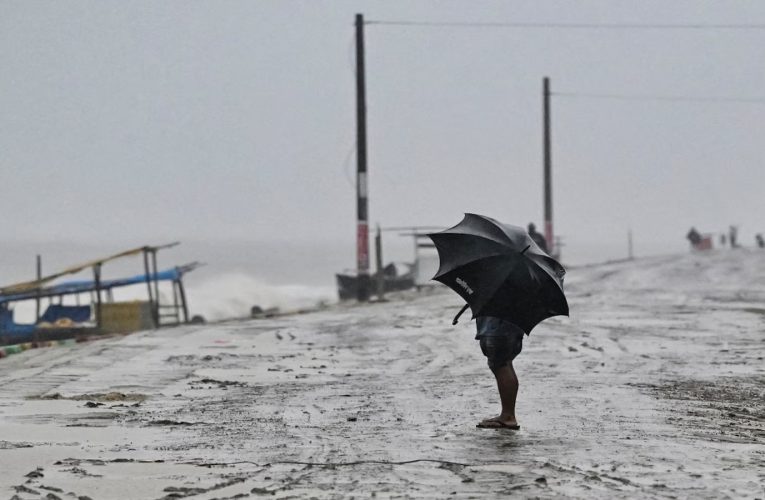 भीषण चक्रवात रेमल ने बांग्लादेश तट पर दस्तक दी: रिपोर्ट