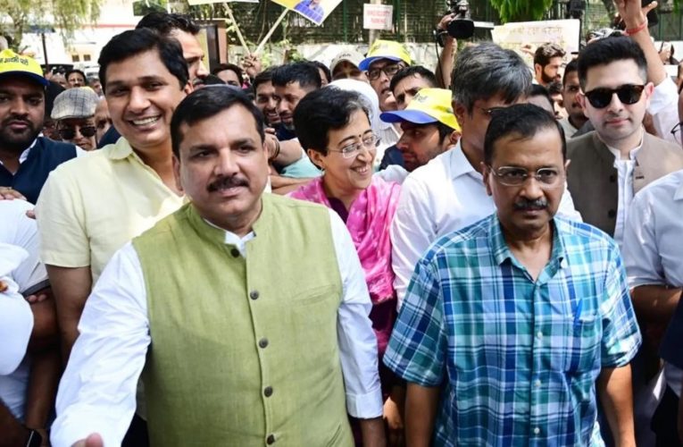 दिल्ली मेट्रो स्टेशनों पर अरविंद केजरीवाल को धमकी देने वाले भित्तिचित्र सामने आए; AAP ने PMO पर लगाया आरोप