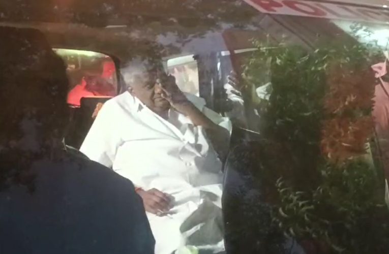 कर्नाटक जेडीएस विधायक एचडी रेवन्ना को बेचैनी के साथ अस्पताल ले जाया गया