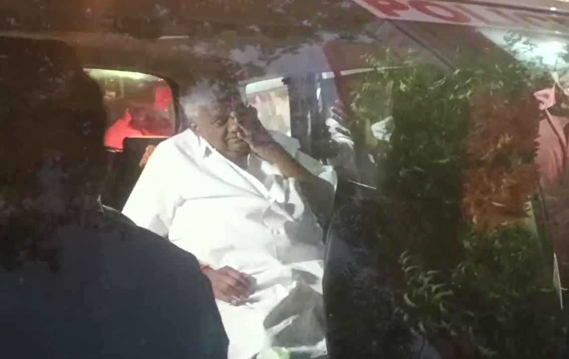 कर्नाटक जेडीएस विधायक एचडी रेवन्ना को बेचैनी के साथ अस्पताल ले जाया गया