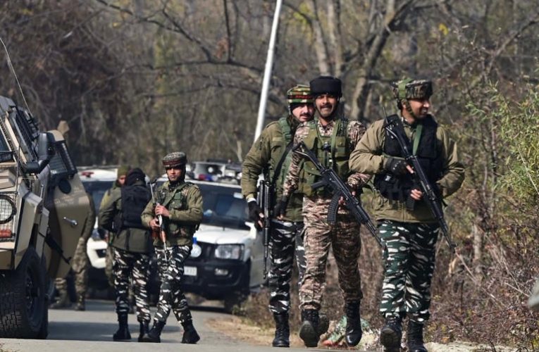 जम्मू-कश्मीर में काफिले पर आतंकी हमले में वायुसेना के एक जवान की मौत, 5 घायल