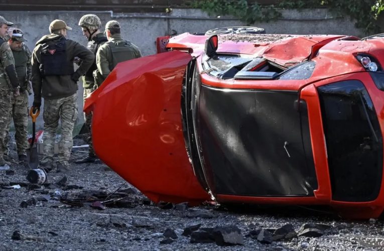 ज़ेलेंस्की ने एक्स, जिसे पहले ट्विटर के नाम से जाना जाता था, पर एक पोस्ट में कहा, हमले में 50 से अधिक मिसाइलों और 20 ड्रोन का इस्तेमाल किया गया था।