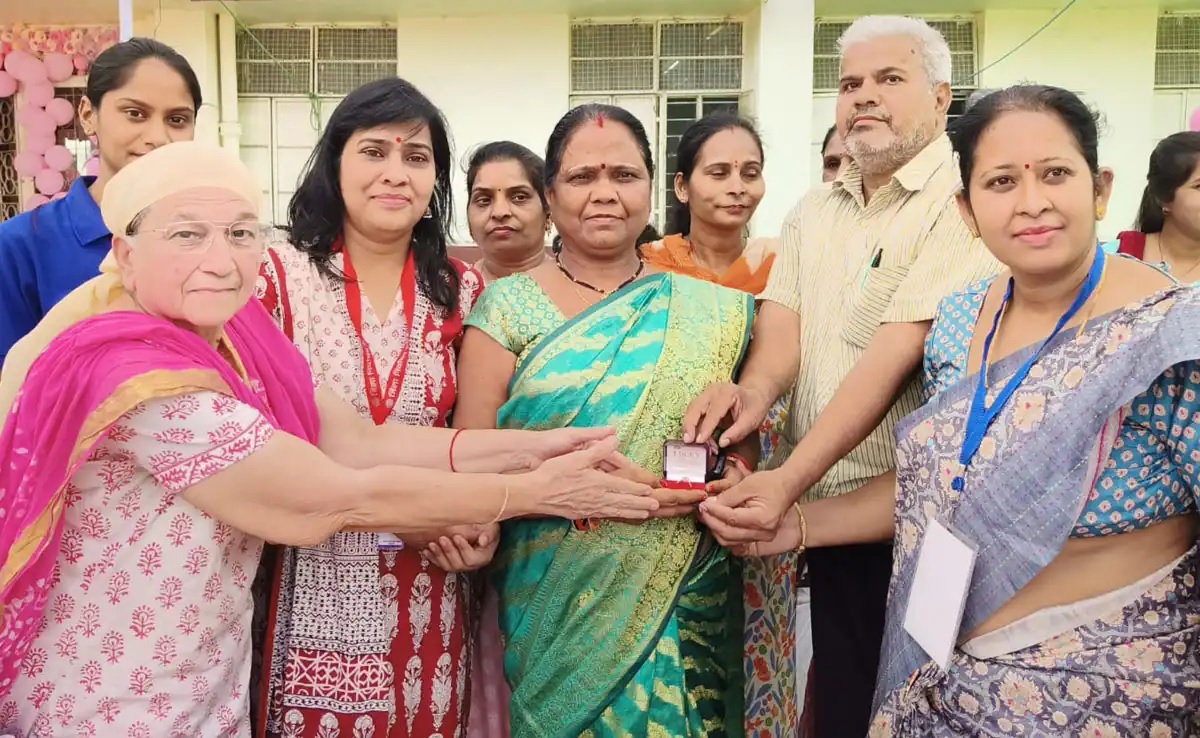 भोपाल के मतदाताओं ने मतदान प्रतिशत बढ़ाने के लिए लकी ड्रा में हीरे की अंगूठियां जीतीं - एक कैच के साथ